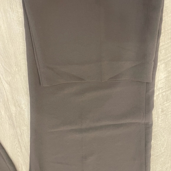 Wilfred The Effortless Pant in Peppercorn Gray. - Picture 5 of 11